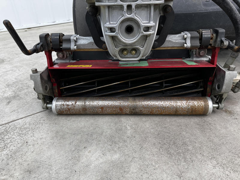 Toro-Greensmaster-Triflex-3300-Gas-2WD-Greensmower-9-800×600-1