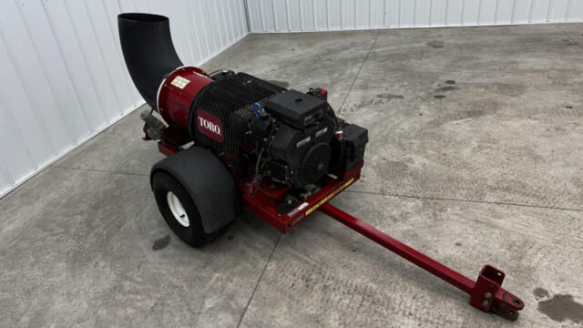 Toro-Pro-Force-Pull-Behind-Debris-Blower-5-800×600-1