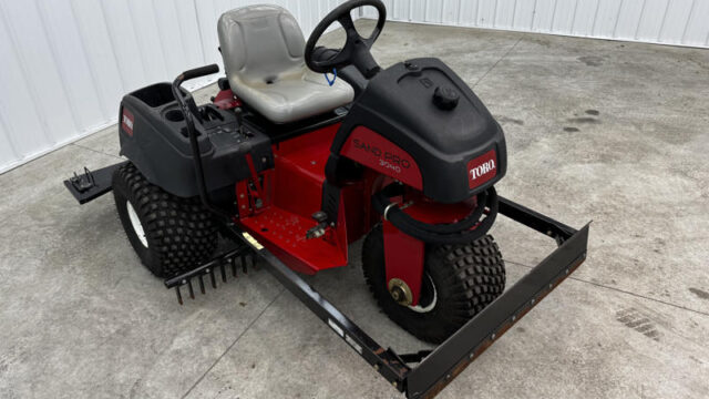 Toro-Sand-Pro-3040-3WD-Field-and-Bunker-Rake-1-800×600-1