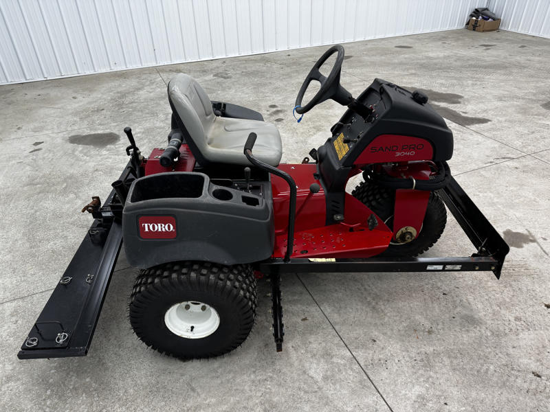 Toro-Sand-Pro-3040-3WD-Field-and-Bunker-Rake-2-800×600-1