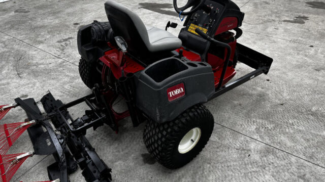 Toro-Sand-Pro-3040-3WD-Field-and-Bunker-Rake-4-800×600-1-1
