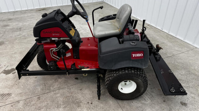 Toro-Sand-Pro-3040-3WD-Field-and-Bunker-Rake-4-800×600-1