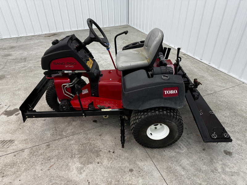 Toro-Sand-Pro-3040-3WD-Field-and-Bunker-Rake-4-800×600-1