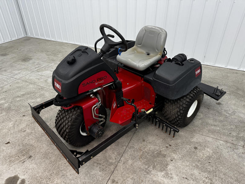 Toro-Sand-Pro-3040-3WD-Field-and-Bunker-Rake-5-800×600-1