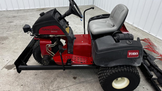Toro-Sand-Pro-3040-3WD-Field-and-Bunker-Rake-6-800×600-1-1