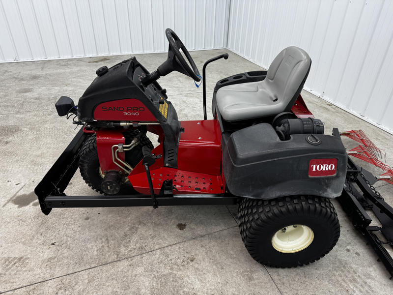 Toro-Sand-Pro-3040-3WD-Field-and-Bunker-Rake-6-800×600-1-1