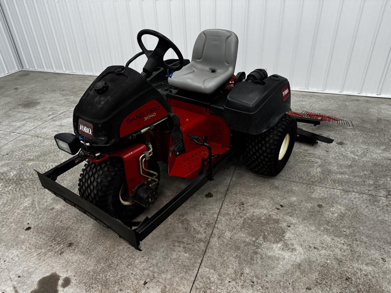 Toro-Sand-Pro-3040-3WD-Field-and-Bunker-Rake-7-800×600-1-1
