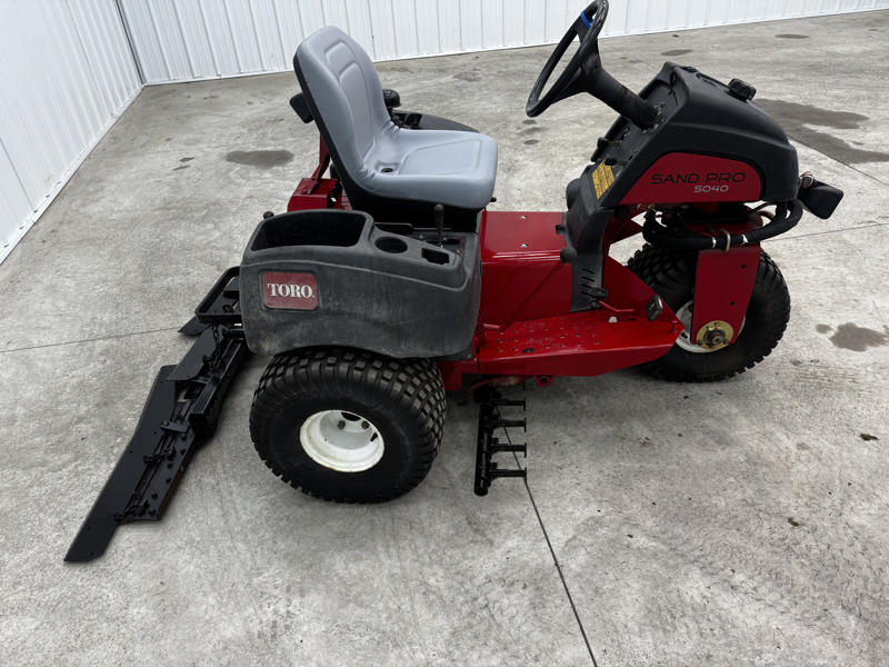 Toro-Sand-Pro-5040-3WD-Field-and-Bunker-Rake-2-800×600-1