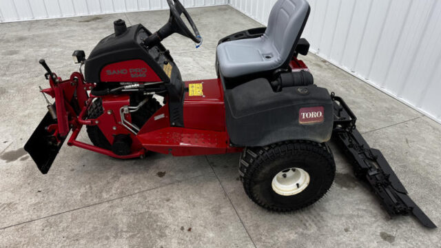 Toro-Sand-Pro-5040-3WD-Field-and-Bunker-Rake-3-800×600-1-1