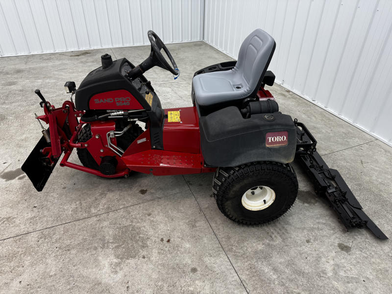 Toro-Sand-Pro-5040-3WD-Field-and-Bunker-Rake-3-800×600-1-1