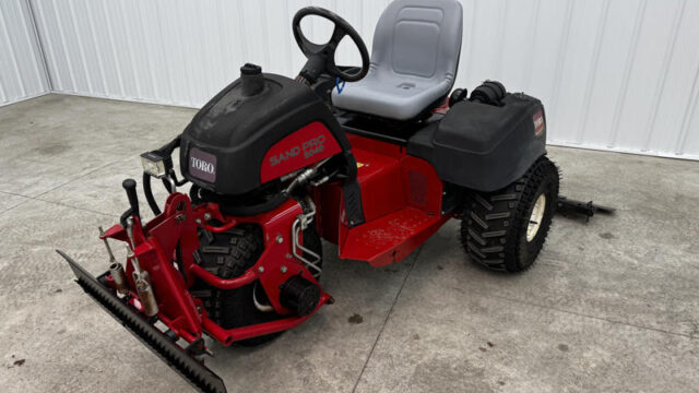 Toro-Sand-Pro-5040-3WD-Field-and-Bunker-Rake-4-800×600-1-1