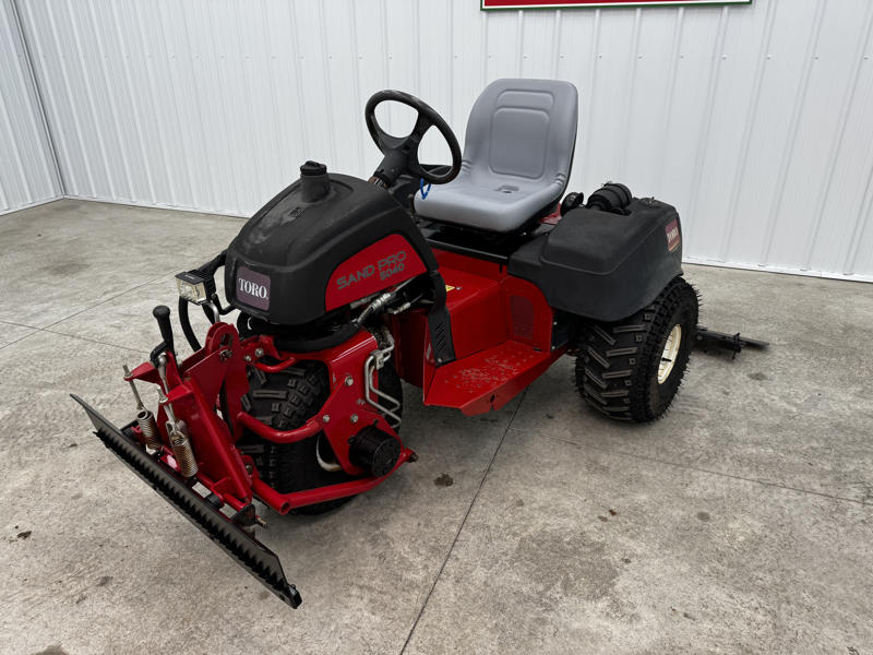 Toro-Sand-Pro-5040-3WD-Field-and-Bunker-Rake-4-800×600-1-1