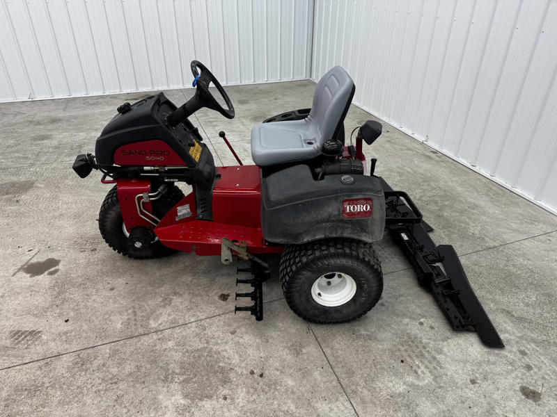 Toro-Sand-Pro-5040-3WD-Field-and-Bunker-Rake-6-800×600-1