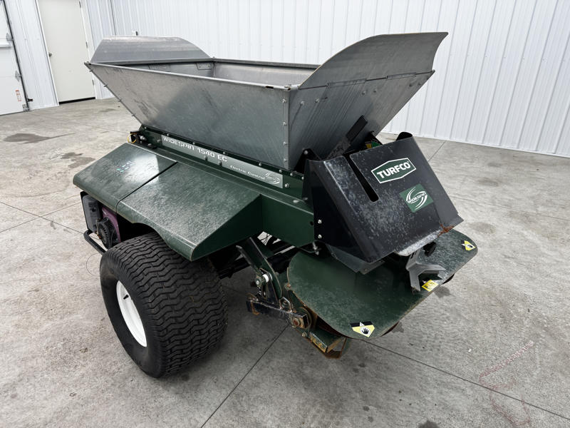Turfco-1540-Widespin-Pull-Behind-Top-Dresser-4-800×600-1