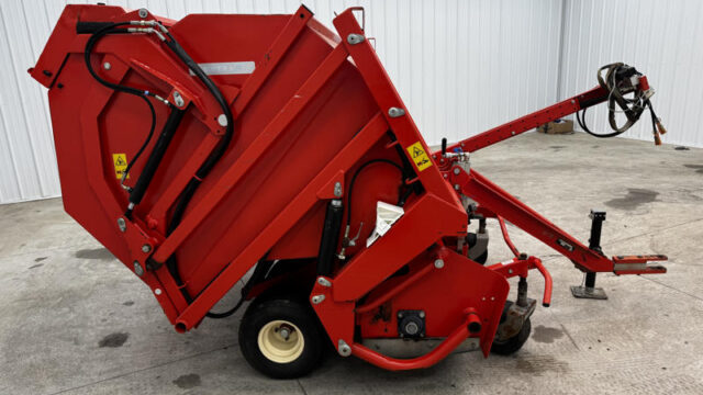 Wiedenmann-Super-500-Pull-Behind-Turf-Sweeper-Vac-2-800×600-1