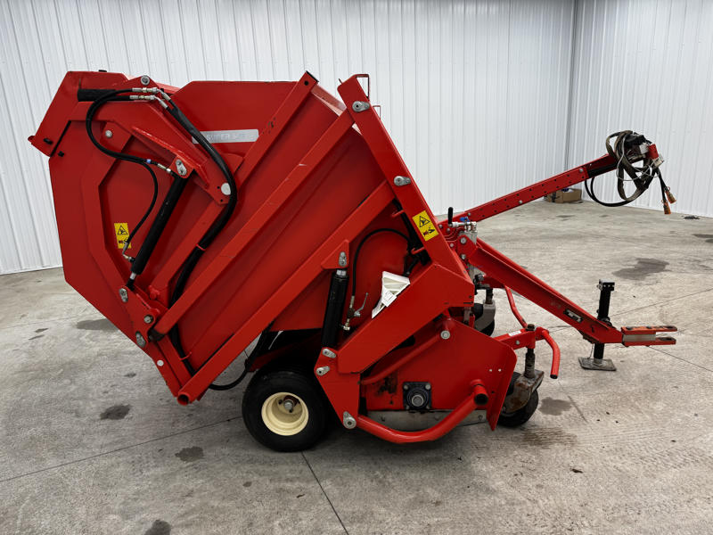 Wiedenmann-Super-500-Pull-Behind-Turf-Sweeper-Vac-2-800×600-1