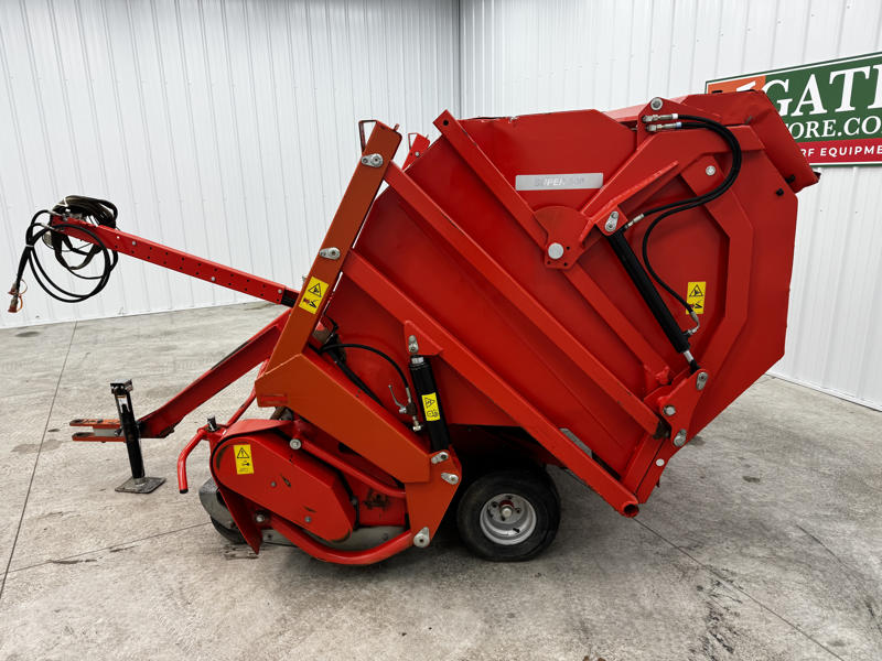 Wiedenmann-Super-500-Pull-Behind-Turf-Sweeper-Vac-4-800×600-1