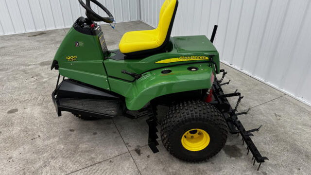 226-410_John-Deere-1200H-Gas-3WD-Bunker-and-Field-Rake-4-800×600-1