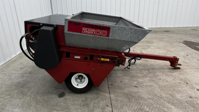 226-424_Toro-Top-Dresser-2500-Pull-Behind-Turf-and-Field-Top-Dresser-1-800×600-1