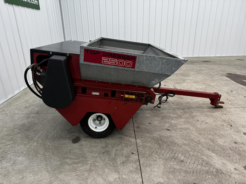 226-424_Toro-Top-Dresser-2500-Pull-Behind-Turf-and-Field-Top-Dresser-1-800×600-1