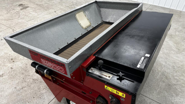 226-424_Toro-Top-Dresser-2500-Pull-Behind-Turf-and-Field-Top-Dresser-2-800×600-1