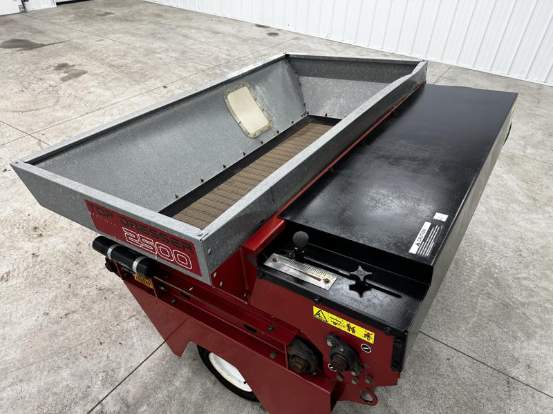 226-424_Toro-Top-Dresser-2500-Pull-Behind-Turf-and-Field-Top-Dresser-2-800×600-1