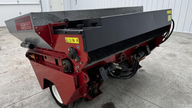 226-424_Toro-Top-Dresser-2500-Pull-Behind-Turf-and-Field-Top-Dresser-3-800×600-1