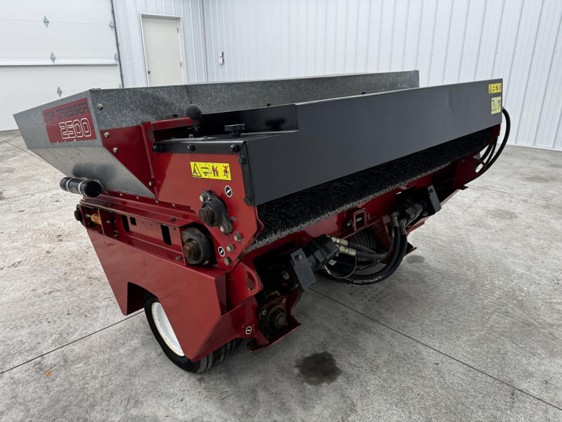 226-424_Toro-Top-Dresser-2500-Pull-Behind-Turf-and-Field-Top-Dresser-3-800×600-1