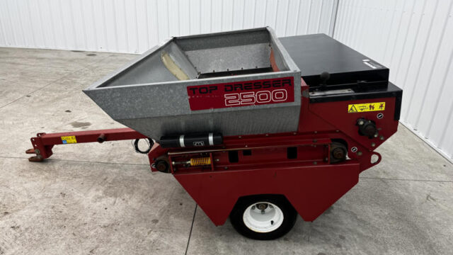 226-424_Toro-Top-Dresser-2500-Pull-Behind-Turf-and-Field-Top-Dresser-4-800×600-1