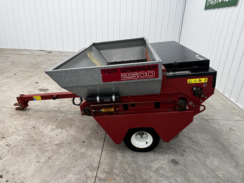226-424_Toro-Top-Dresser-2500-Pull-Behind-Turf-and-Field-Top-Dresser-4-800×600-1