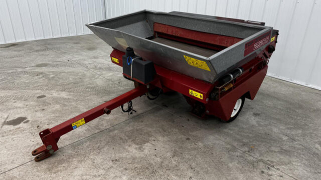 226-424_Toro-Top-Dresser-2500-Pull-Behind-Turf-and-Field-Top-Dresser-5-800×600-1