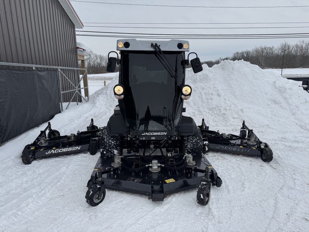 Jacobsen-HR800-Cab-Rotary-Mower-4.jpeg.091f3130eae49942cdbd4dfeb75bf3e1.jpeg