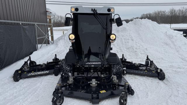 Jacobsen-HR800-Cab-Rotary-Mower-4.jpeg.091f3130eae49942cdbd4dfeb75bf3e1.jpeg