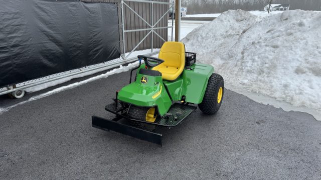 John-Deere-1200A-Bunker-Rake-1.jpeg.cfee25823fb86327f3e8ead6008e2f98.jpeg