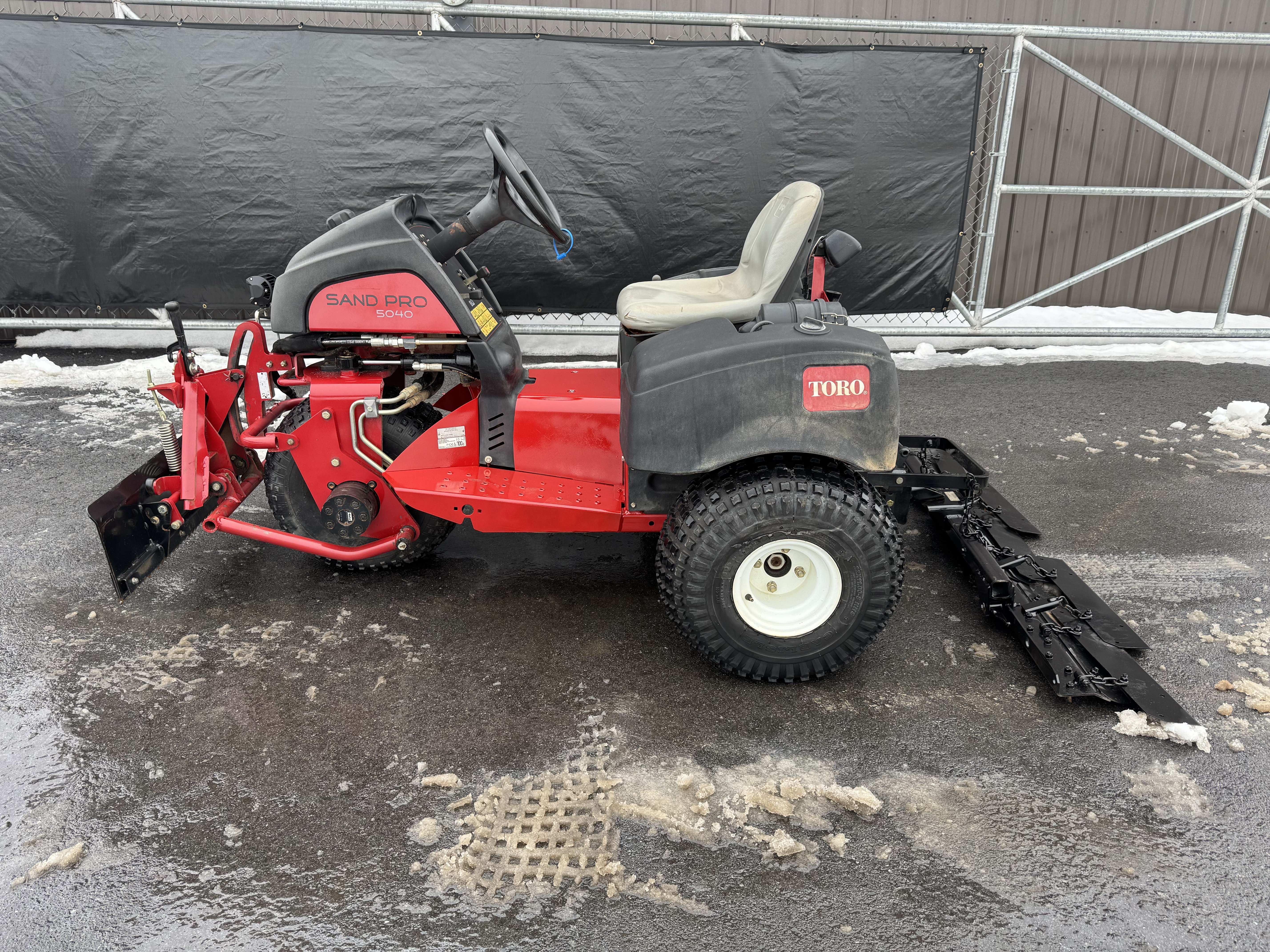 Toro-5040-3×3-Bunker-Rake-6.jpeg.5cdd326186f737e9491dd09a2280c5d5.jpeg
