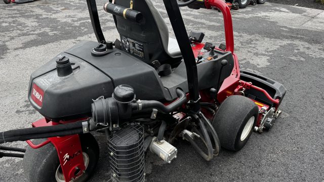 Toro-Greensmaster-3250-Diesel-3WD-Greens-mower-3.jpg.24bcd108292bef95503be364fac7d198.jpg
