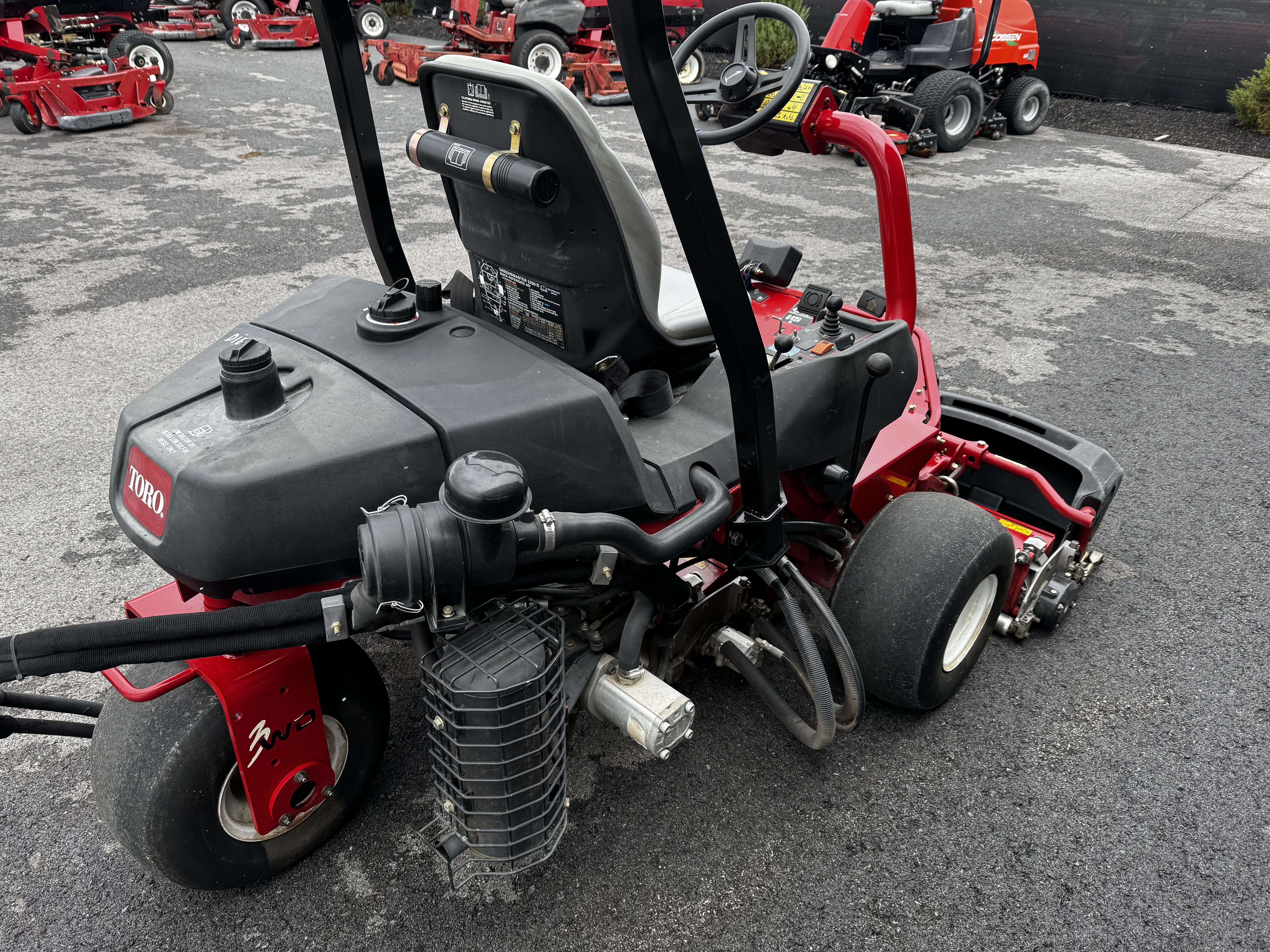 Toro-Greensmaster-3250-Diesel-3WD-Greens-mower-3.jpg.24bcd108292bef95503be364fac7d198.jpg