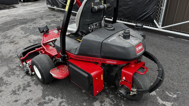 Toro-Greensmaster-3250-Diesel-3WD-Greens-mower-4.jpg.803e5e04220c821aa4ee47acd988a6fe.jpg