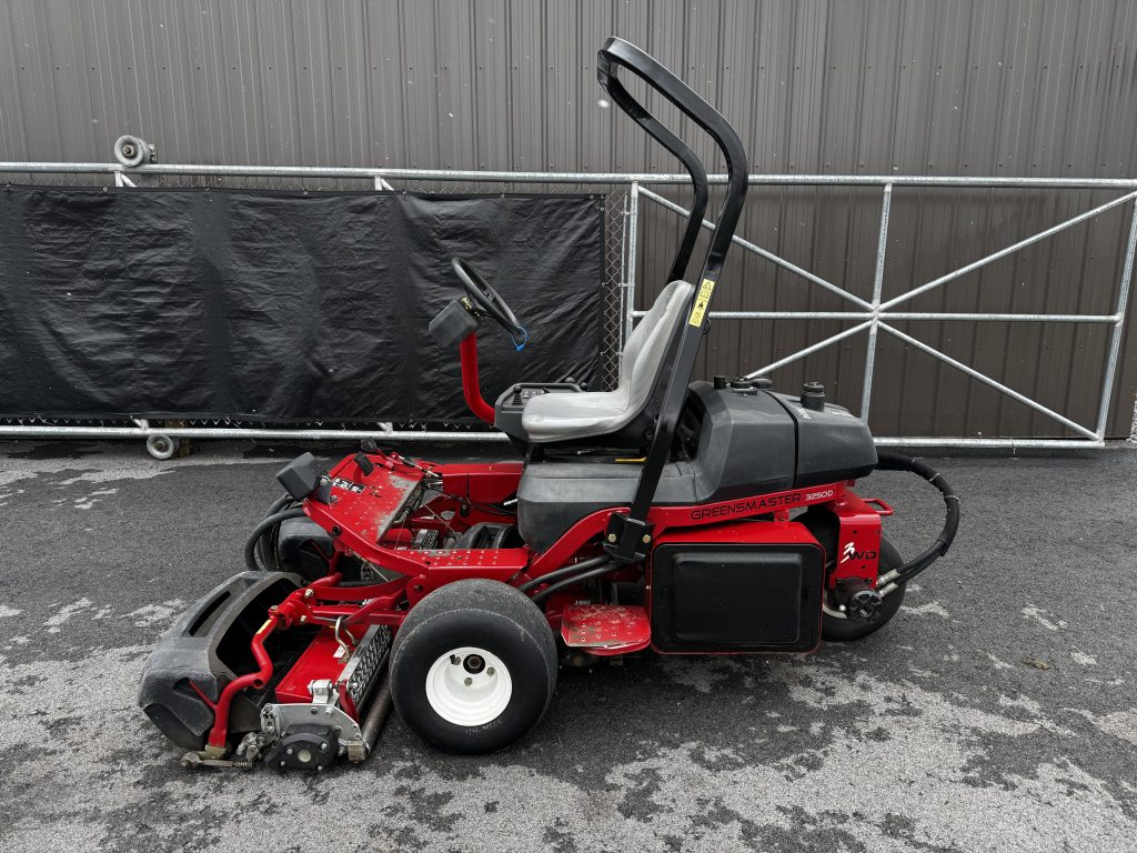 Toro-Greensmaster-3250-Diesel-3WD-Greens-mower-5.jpg.8f8109a0740a80d959a6cfe1ed2a0b87.jpg