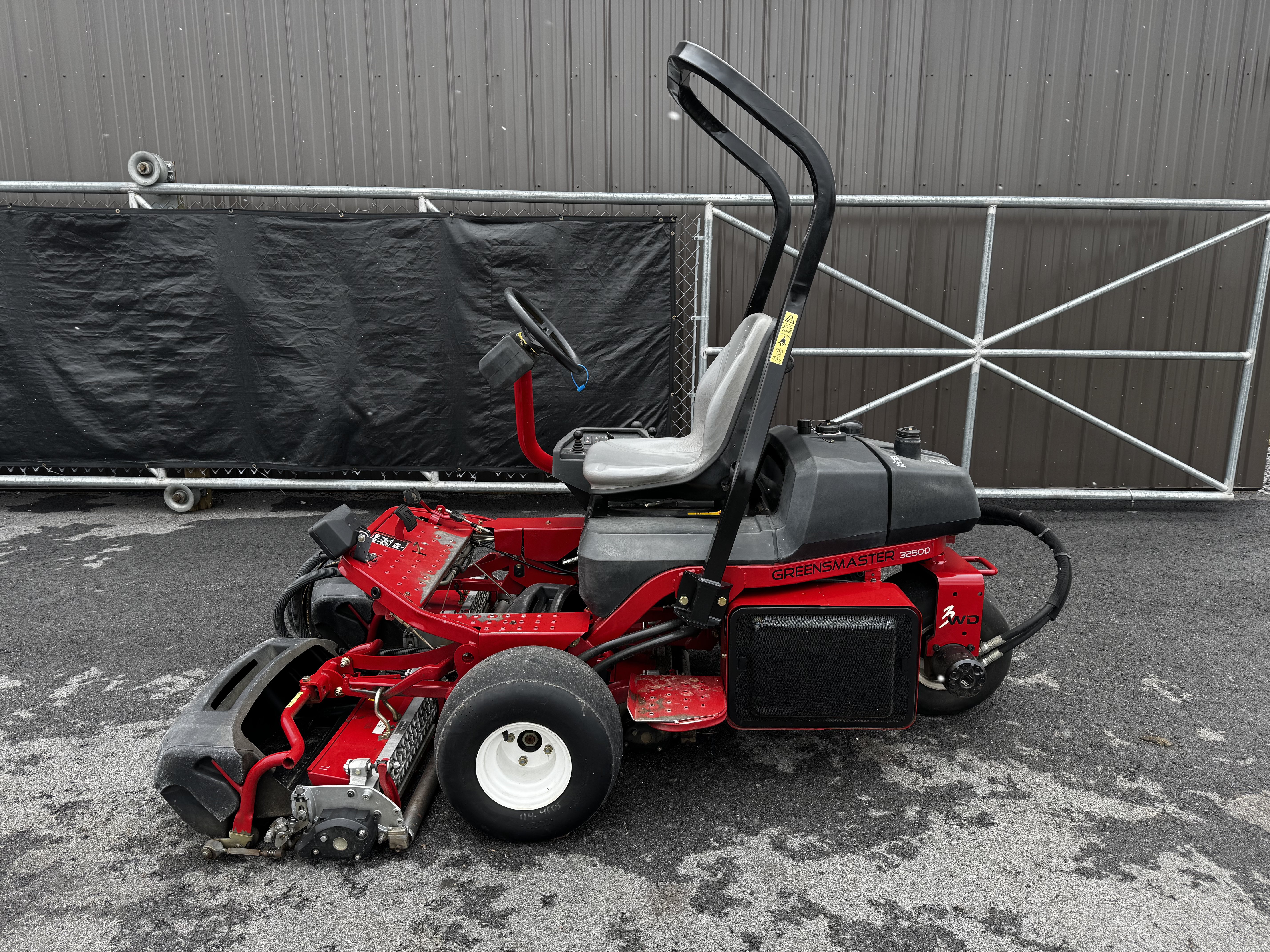 Toro-Greensmaster-3250-Diesel-3WD-Greens-mower-5.jpg.8f8109a0740a80d959a6cfe1ed2a0b87.jpg
