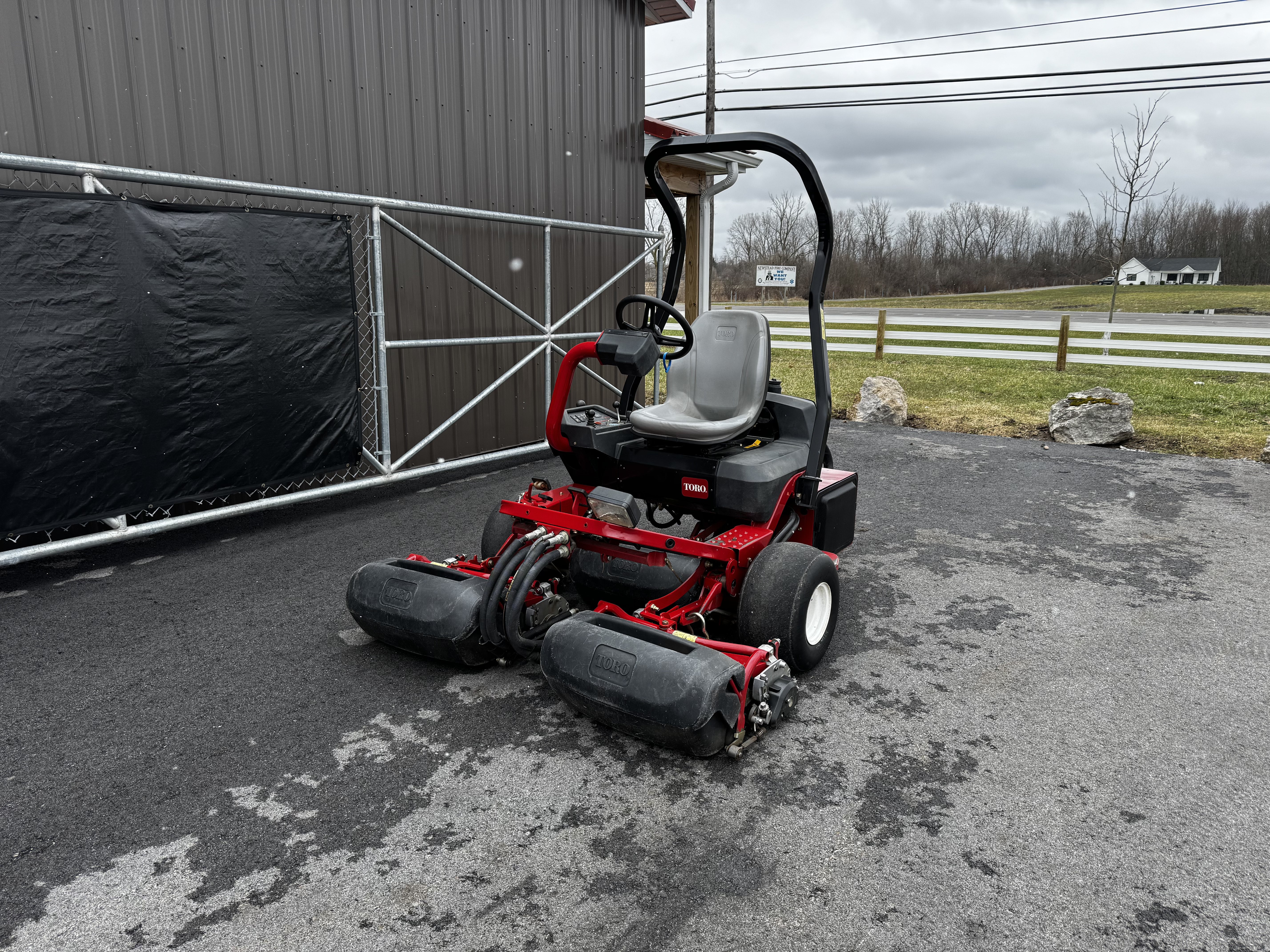 Toro-Greensmaster-3250-Diesel-3WD-Greens-mower-7.jpg.e451a184f10371eaceb6cbbaaa63fd97.jpg