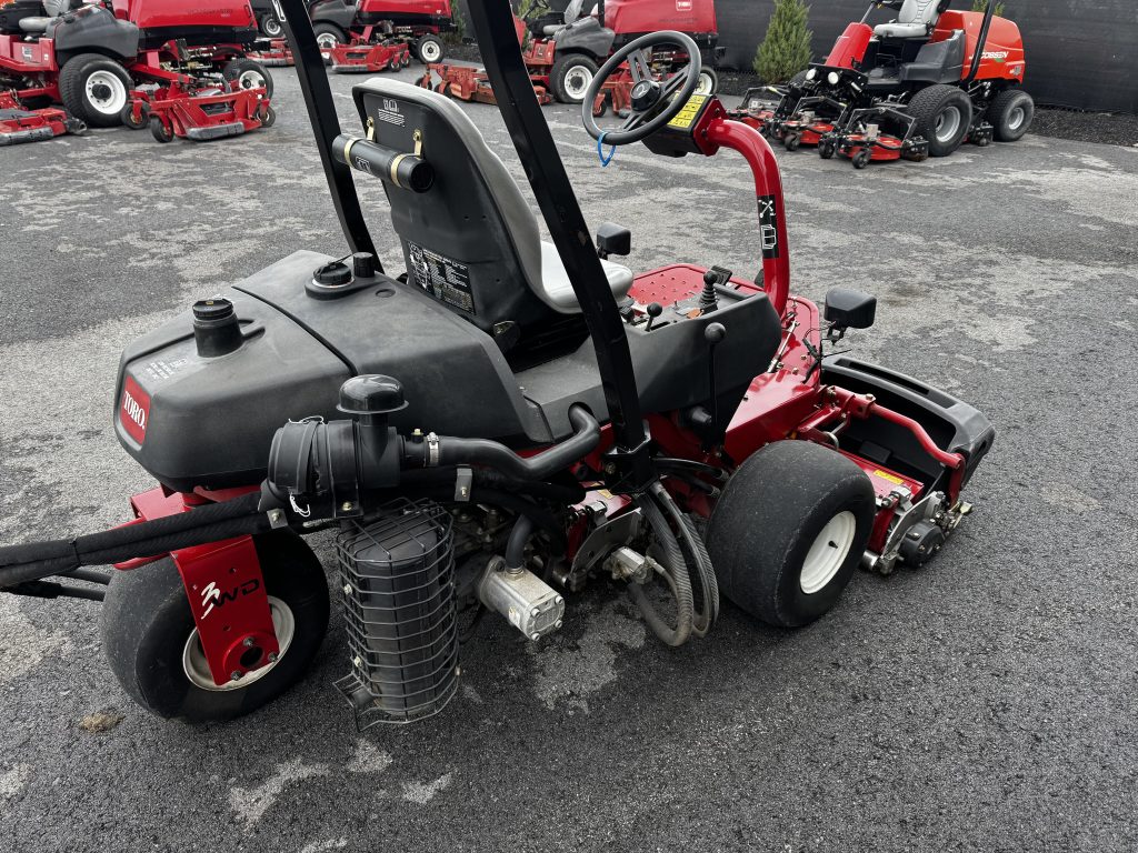 Toro-Greensmaster-3250-Diesel-Greens-Mower-3.jpg.d3c8c9ebb9526b5fe69c63055c058d60.jpg