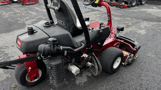 Toro-Greensmaster-3250-Diesel-Greens-Mower-3.jpg.d3c8c9ebb9526b5fe69c63055c058d60.jpg