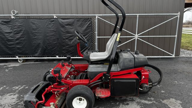 Toro-Greensmaster-3250-Diesel-Greens-Mower-5.jpg.612c7b8676bc0f3becf35e183ddedd55.jpg