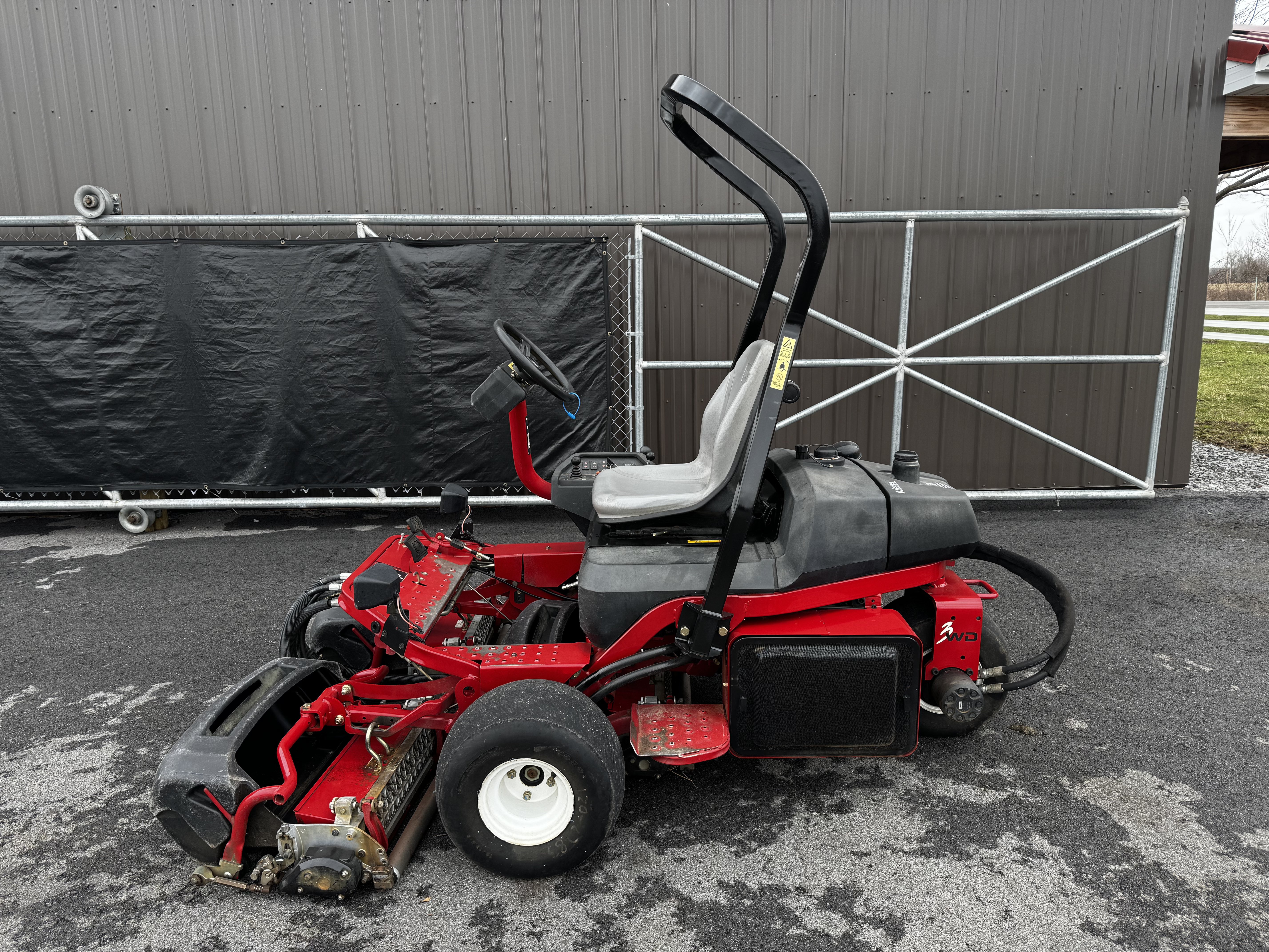 Toro-Greensmaster-3250-Diesel-Greens-Mower-5.jpg.612c7b8676bc0f3becf35e183ddedd55.jpg