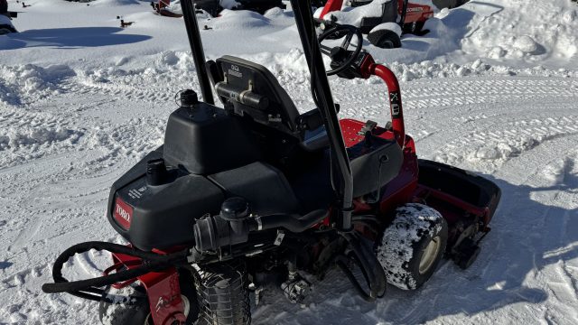 Toro-Greensmaster-3250D-3×3-Diesel-Engine-Greens-Mower-4.jpeg.0c4c47b27030aeba96b7f0c6f460b4e6.jpeg