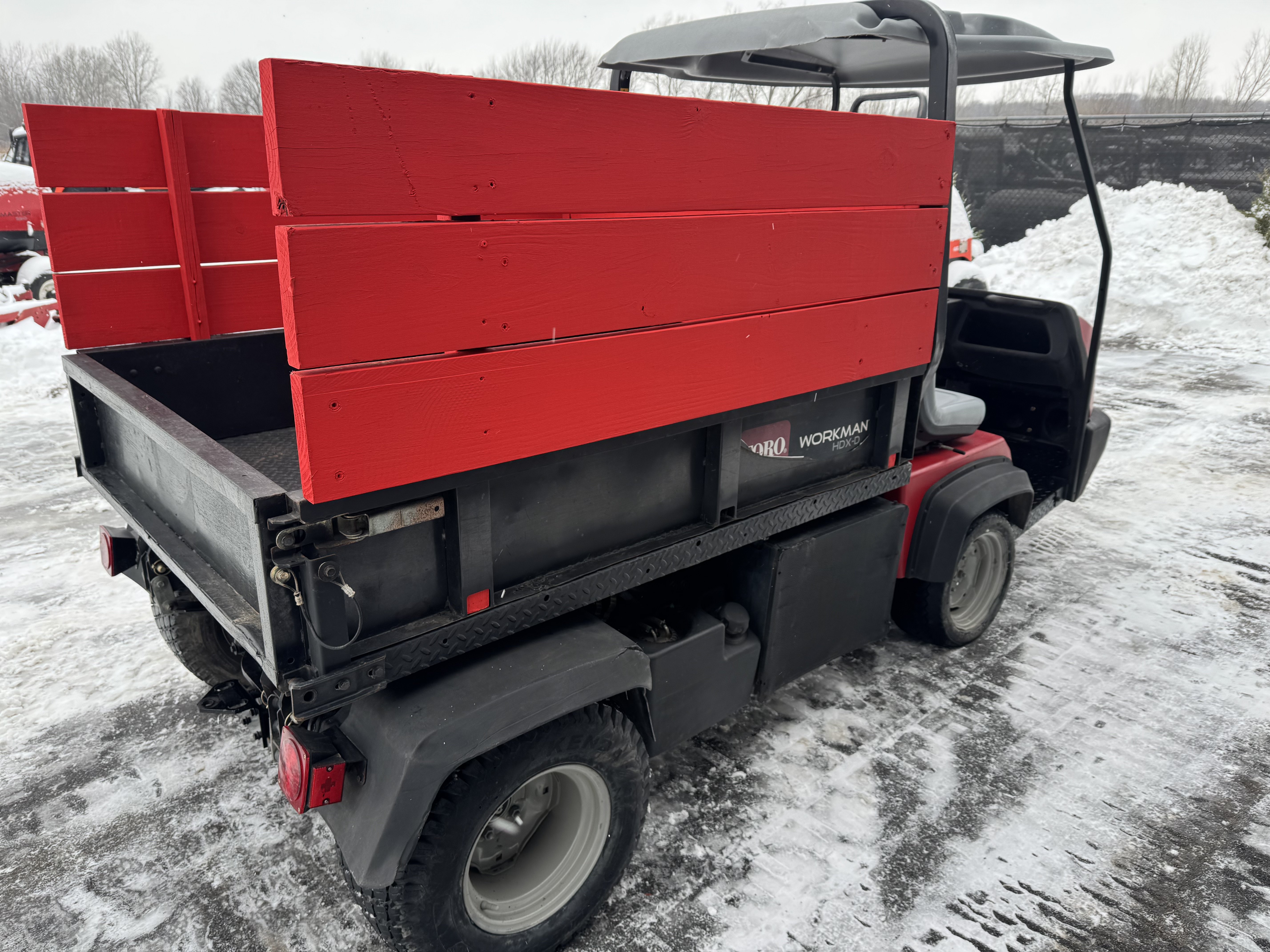 Toro-HDX-D-2×4-Utility-Cart-7.jpeg.e705f35267bc0e3c38062e96568a1b56.jpeg